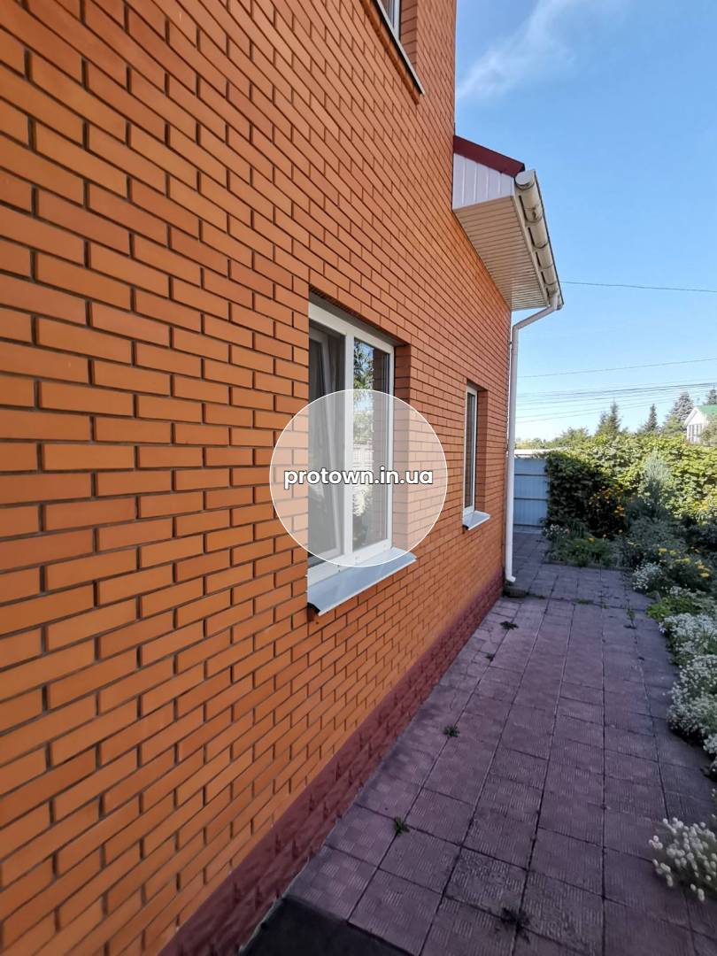 Продажа дома из красного кирпича, 17 соток. От Киева 900м